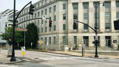 An image of the intersection of Edenton and Salisbury with a red light