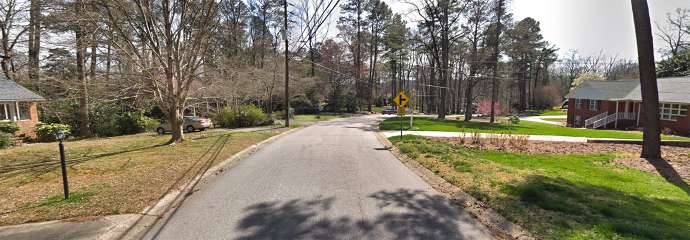 Brookhaven Dive without sidewalk