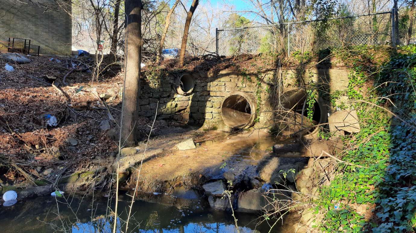 A round stormwater pipe at the Dacian Road crossing 