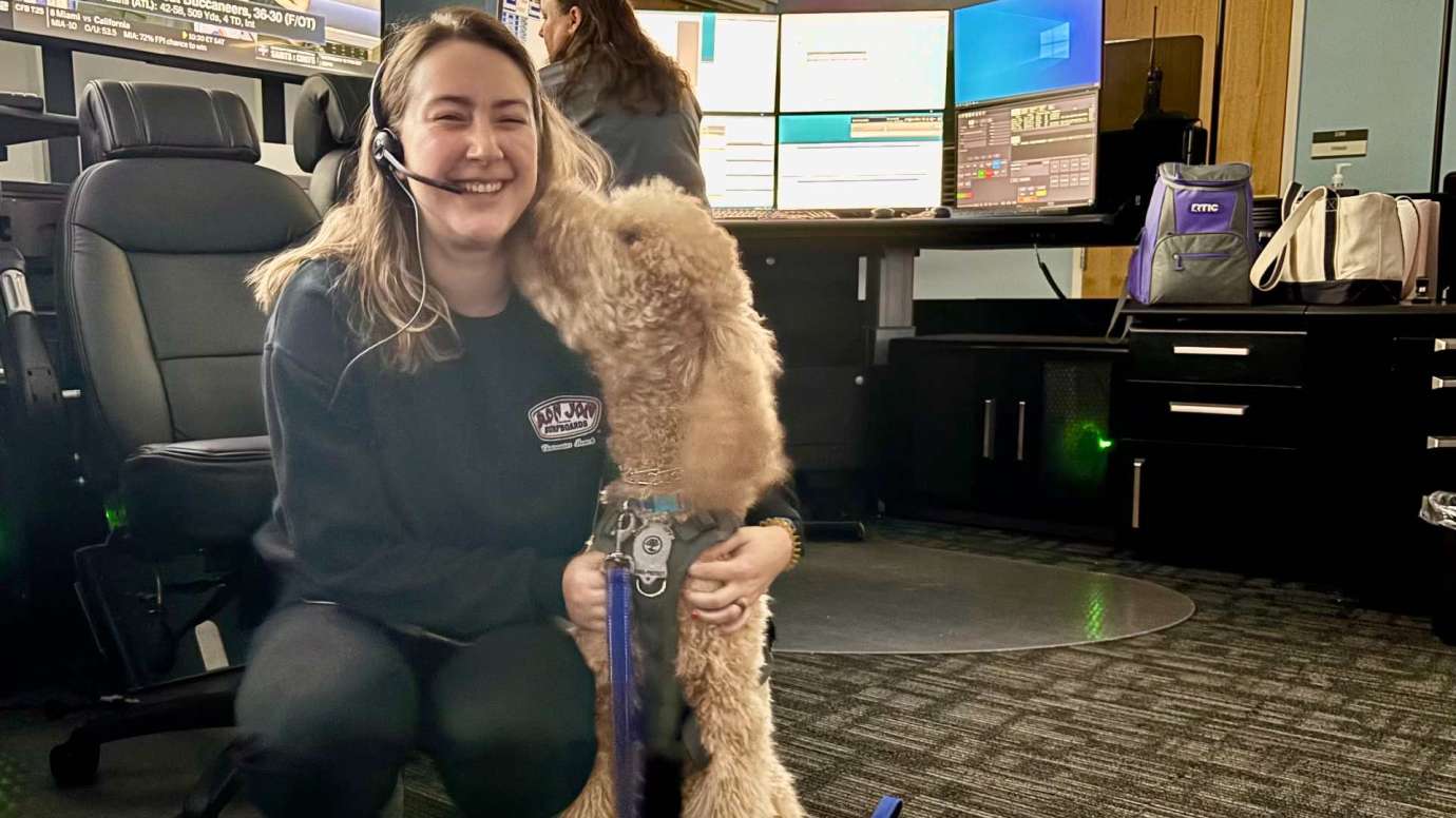 9-1-1 operator and therapy dog