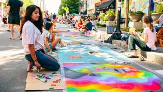 people drawing street chalk art